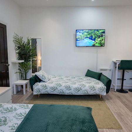 Beautiful Studio Flat In Hackney Next To Overground Station ロンドン エクステリア 写真