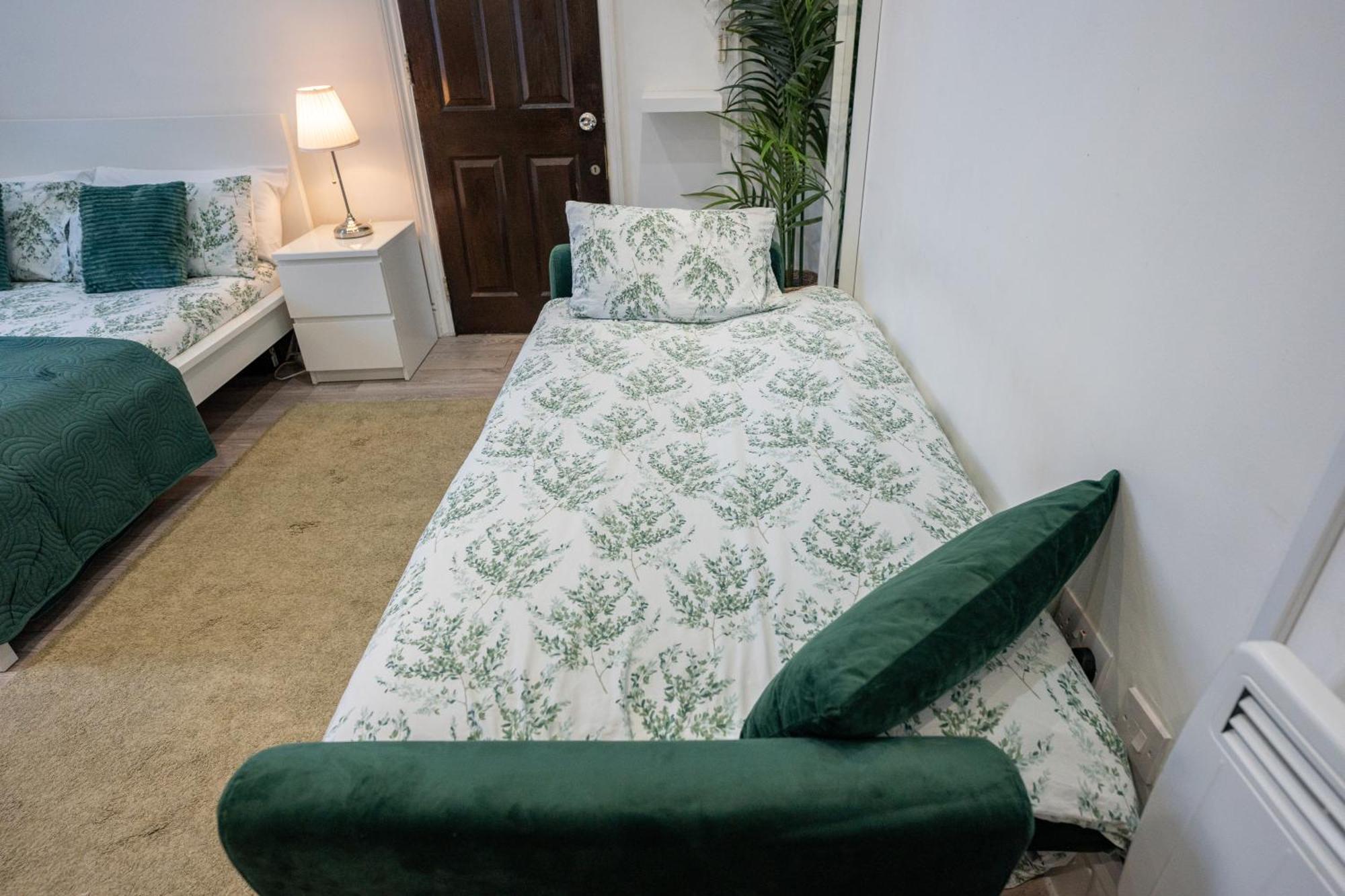 Beautiful Studio Flat In Hackney Next To Overground Station ロンドン エクステリア 写真