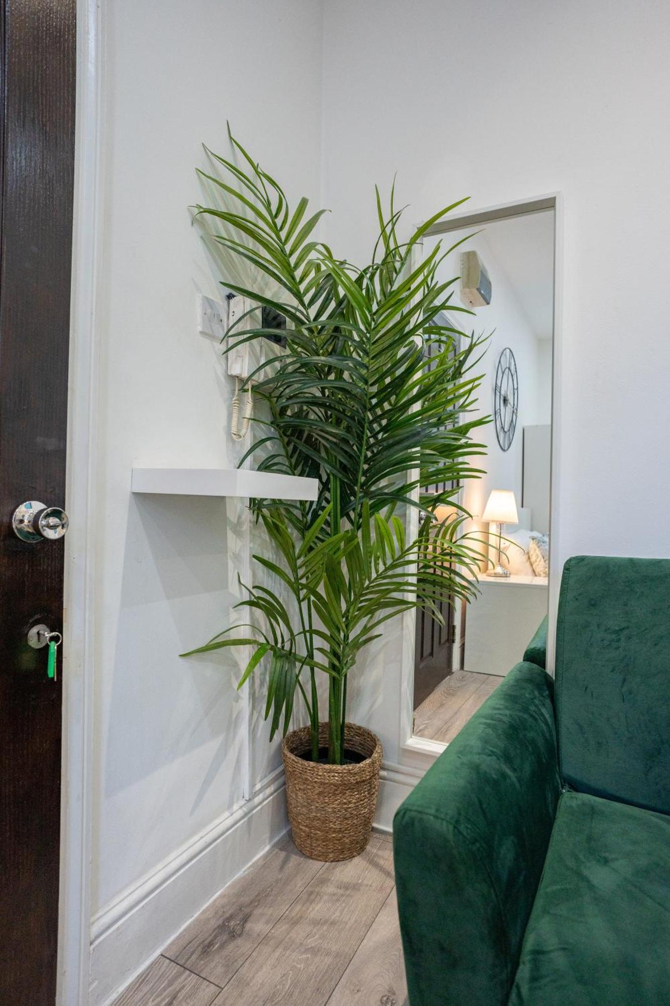 Beautiful Studio Flat In Hackney Next To Overground Station ロンドン エクステリア 写真