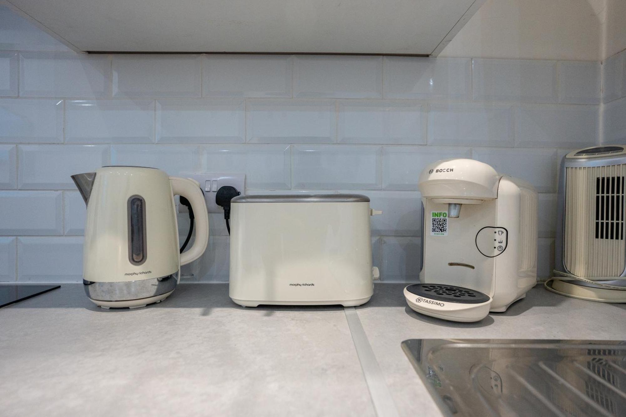 Beautiful Studio Flat In Hackney Next To Overground Station ロンドン エクステリア 写真