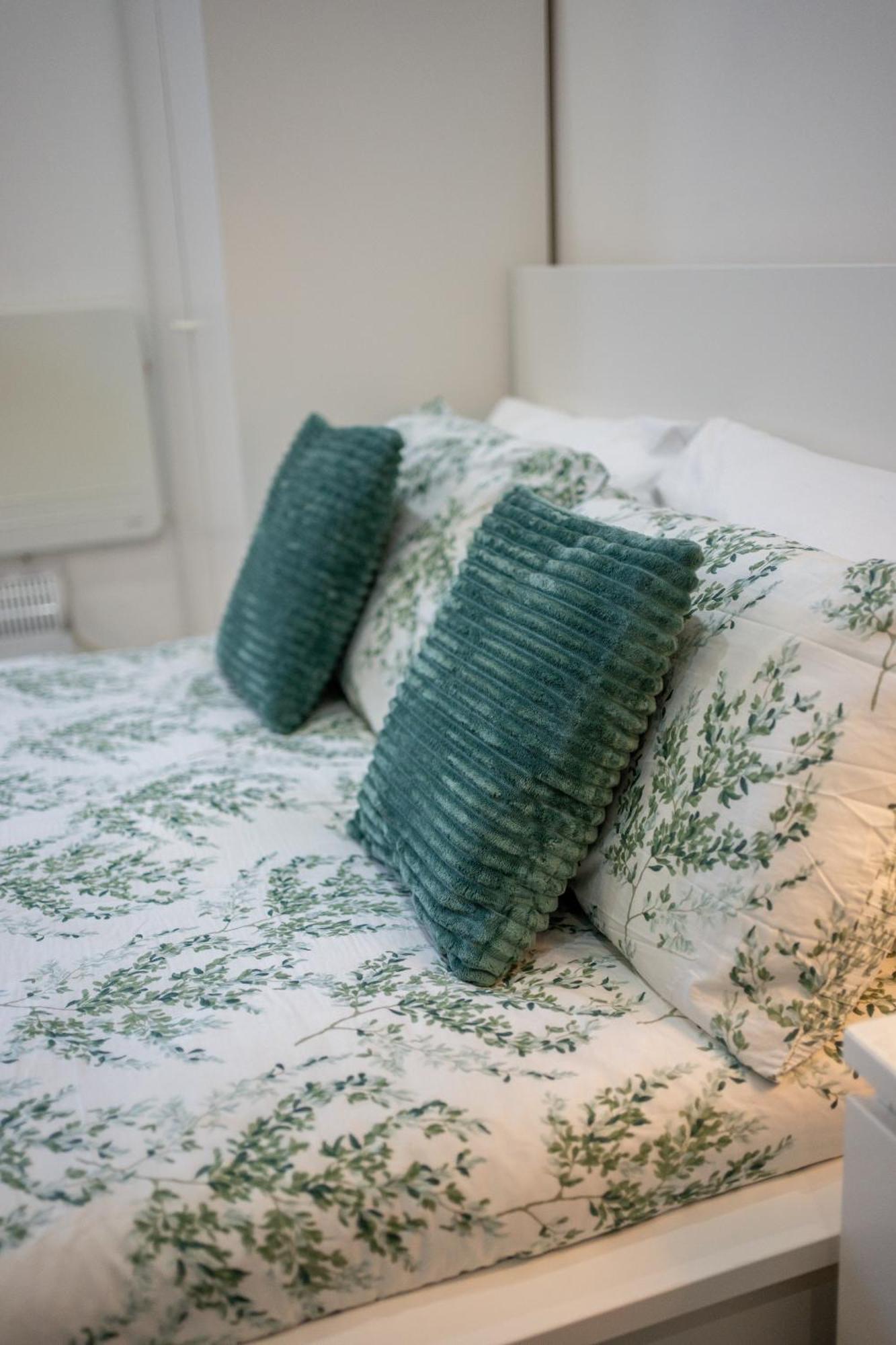 Beautiful Studio Flat In Hackney Next To Overground Station ロンドン エクステリア 写真